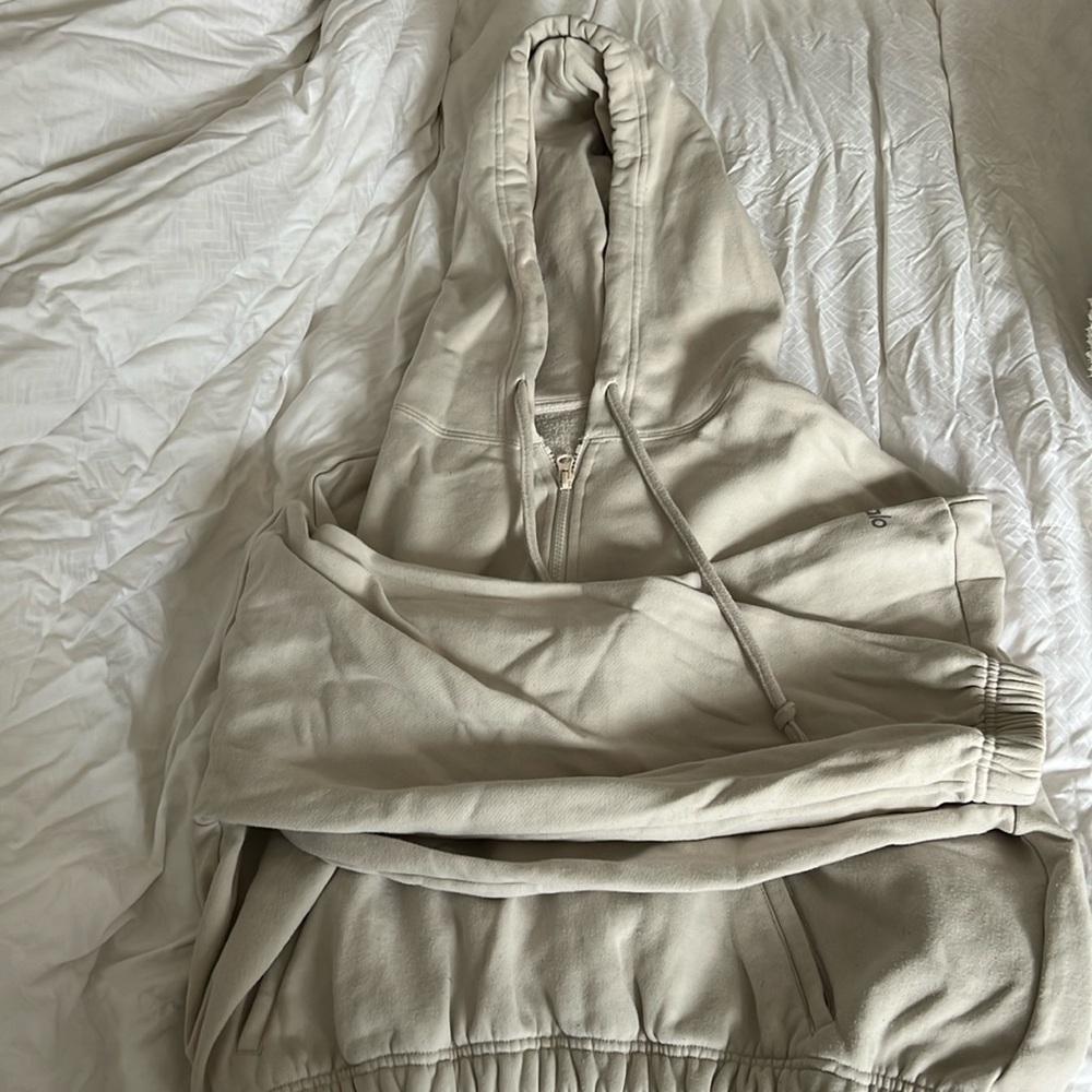 ALO Yoga Cream Hoodie Sweater